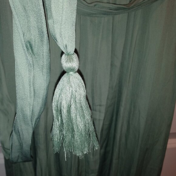 Flowy Green Maternity Photoshoot Dress - Picture 5 of 5